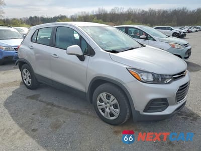 Czwarte zdjęcie samochodu z boku: 2019 CHEVROLET TRAX LS VIN:3GNCJKSBXKL137769 - miniatura