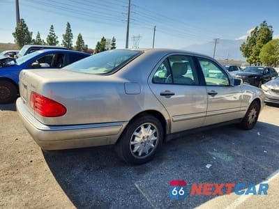 Trzecie zdjęcie samochodu z tyłu: 1998 MERCEDES-BENZ E 320 4MATIC VIN:WDBJF82F0WX004082 - miniatura