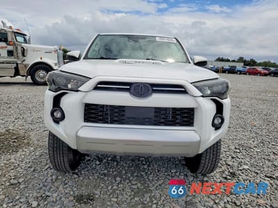 Piąte zdjęcie samochodu w środku: 2024 TOYOTA 4RUNNER SR5 VIN:JTEMU5JR2R6284317 - miniatura