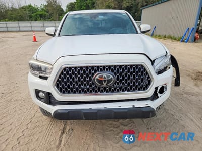 Piąte zdjęcie samochodu w środku: 2019 TOYOTA TACOMA TRD OFF-ROAD VIN:3TMAZ5CN7KM083957 - miniatura