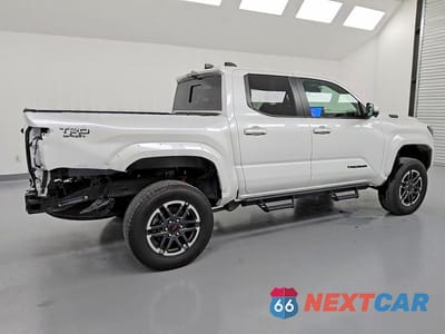 Trzecie zdjęcie samochodu z tyłu: 2025 TOYOTA TACOMA TRD SPORT HV VIN:3TYLC5LN7ST028438 - miniatura