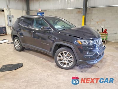 Czwarte zdjęcie samochodu z boku: 2024 JEEP COMPASS LATITUDE LUX VIN:3C4NJDFN2RT130097 - miniatura