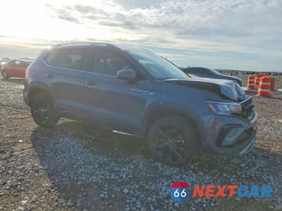 Czwarte zdjęcie samochodu z boku: 2022 VOLKSWAGEN TAOS SE VIN:3VVTX7B23NM064717 - miniatura