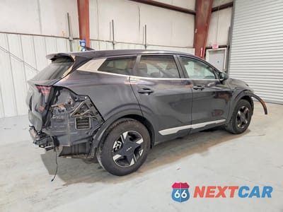 Trzecie zdjęcie samochodu z tyłu: 2026 KIA SPORTAGE LX VIN:5XYK23DFXTG399176 - miniatura