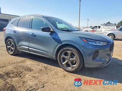 Czwarte zdjęcie samochodu z boku: 2023 FORD ESCAPE ST LINE VIN:1FMCU0MN1PUA09022 - miniatura