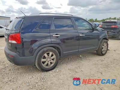 Trzecie zdjęcie samochodu z tyłu: 2013 KIA SORENTO LX VIN:5XYKT3A61DG415235 - miniatura