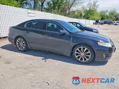 Czwarte zdjęcie samochodu z boku: 2011 LINCOLN MKS VIN:1LNHL9FTXBG610297 - miniatura