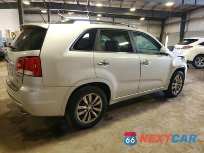 Trzecie zdjęcie samochodu z tyłu: 2013 KIA SORENTO SX VIN:5XYKW4A23DG396228 - miniatura