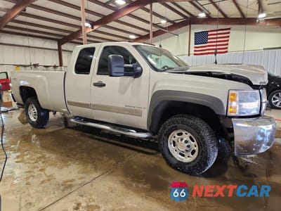 Czwarte zdjęcie samochodu z boku: 2008 CHEVROLET SILVERADO K2500 HEAVY DUTY VIN:1GCHK29K98E111528 - miniatura