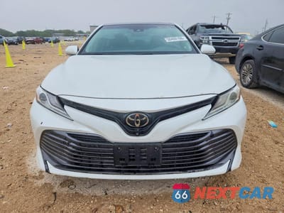 Piąte zdjęcie samochodu w środku: 2018 TOYOTA CAMRY XLE VIN:4T1B11HK0JU039971 - miniatura