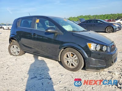 Czwarte zdjęcie samochodu z boku: 2016 CHEVROLET SONIC LT VIN:1G1JC6SH8G4181975 - miniatura
