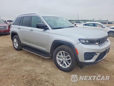 Czwarte zdjęcie samochodu z boku: 2025 JEEP GRAND CHEROKEE LAREDO VIN:1C4RJGAGXSC324843 - miniatura
