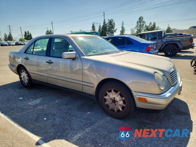 Czwarte zdjęcie samochodu z boku: 1998 MERCEDES-BENZ E 320 4MATIC VIN:WDBJF82F0WX004082 - miniatura