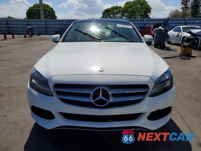 Piąte zdjęcie samochodu w środku: 2017 MERCEDES-BENZ C 300 VIN:55SWF4JBXHU201125 - miniatura