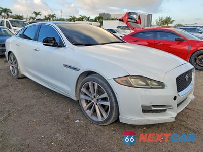 Czwarte zdjęcie samochodu z boku: 2016 JAGUAR XJ VIN:SAJWA1C74G8W01849 - miniatura