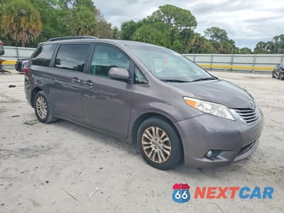 Czwarte zdjęcie samochodu z boku: 2017 TOYOTA SIENNA XLE 8-PASSENGER VIN:5TDYZ3DC3HS812741 - miniatura
