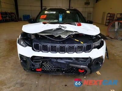 Piąte zdjęcie samochodu w środku: 2025 JEEP COMPASS TRAILHAWK VIN:3C4NJDDN2ST594452 - miniatura
