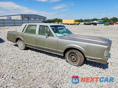Czwarte zdjęcie samochodu z boku: 1988 LINCOLN TOWN CAR VIN:1LNBM81F9JY623243 - miniatura