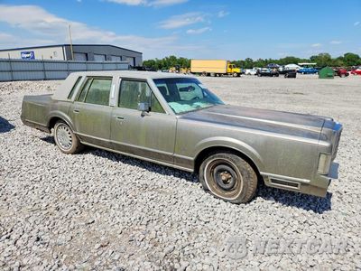 Czwarte zdjęcie samochodu z boku: 1988 LINCOLN TOWN CAR VIN:1LNBM81F9JY623243 - miniatura
