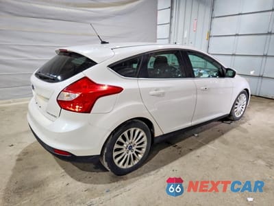 Trzecie zdjęcie samochodu z tyłu: 2012 FORD FOCUS TITANIUM VIN:1FAHP3N25CL144954 - miniatura