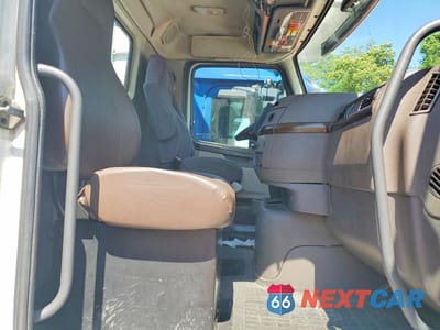 Piąte zdjęcie samochodu w środku: 2017 VOLVO VNL SEMI TRUCK VIN:4V4N39TG3HN988064 - miniatura