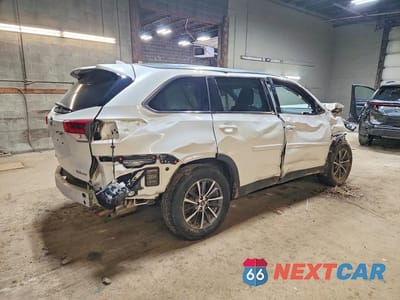 Trzecie zdjęcie samochodu z tyłu: 2019 TOYOTA HIGHLANDER XLE VIN:5TDJZRFH9KS578433 - miniatura