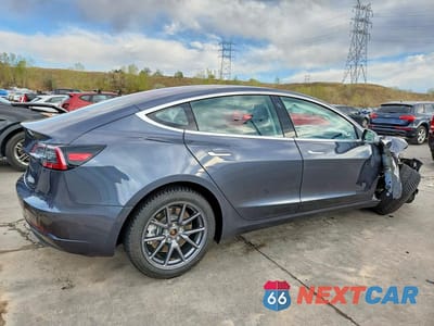 Trzecie zdjęcie samochodu z tyłu: 2018 TESLA MODEL 3 VIN:5YJ3E1EA8JF051769 - miniatura