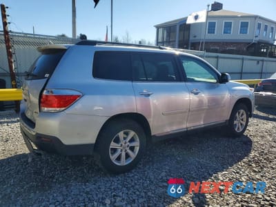 Trzecie zdjęcie samochodu z tyłu: 2011 TOYOTA HIGHLANDER SE VIN:5TDBK3EH2BS088813 - miniatura