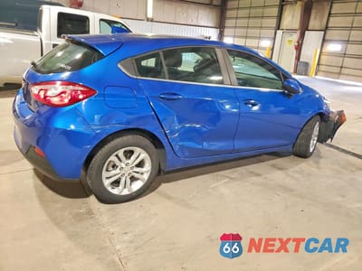 Trzecie zdjęcie samochodu z tyłu: 2019 CHEVROLET CRUZE LT VIN:3G1BE6SM7KS561720 - miniatura
