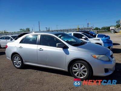 Czwarte zdjęcie samochodu z boku: 2009 TOYOTA COROLLA XLE 4D SEDAN VIN:1NXBU40E59Z002800 - miniatura