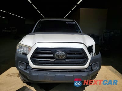 Piąte zdjęcie samochodu w środku: 2018 TOYOTA TACOMA SR VIN:5TFRX5GN4JX107014 - miniatura
