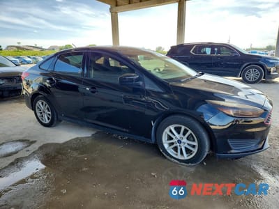 Czwarte zdjęcie samochodu z boku: 2018 FORD FOCUS SE VIN:1FADP3FEXJL247131 - miniatura