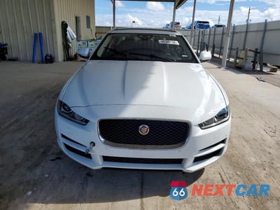 Piąte zdjęcie samochodu w środku: 2017 JAGUAR XE PRESTIGE VIN:SAJAK4BN3HA953940 - miniatura
