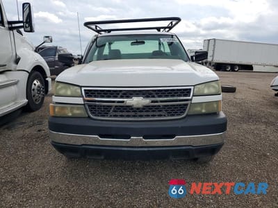 Piąte zdjęcie samochodu w środku: 2005 CHEVROLET SILVERADO C2500 HEAVY DUTY VIN:1GBHC24U05E188794 - miniatura