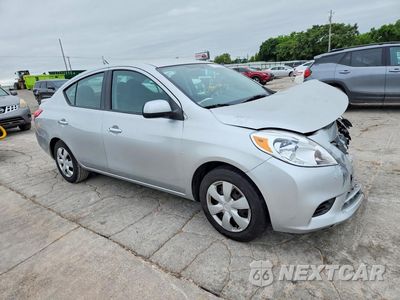 Czwarte zdjęcie samochodu z boku: 2014 NISSAN VERSA S VIN:3N1CN7AP6EL868830 - miniatura
