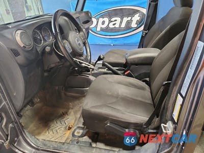 Zdjęcie 7 z 12 samochodu: 2016 JEEP WRANGLER UNLIMITED SPORT VIN:1C4BJWDG1GL266118 - miniatura