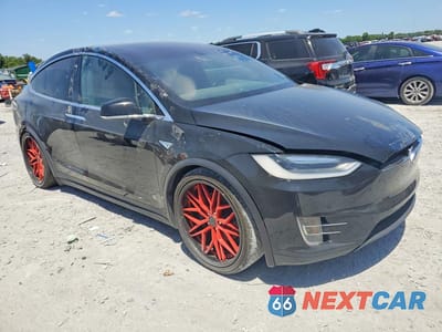 Czwarte zdjęcie samochodu z boku: 2016 TESLA MODEL X VIN:5YJXCBE28GF018074 - miniatura