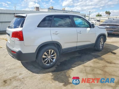 Trzecie zdjęcie samochodu z tyłu: 2011 KIA SORENTO EX VIN:5XYKU4A19BG022801 - miniatura