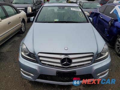 Piąte zdjęcie samochodu w środku: 2013 MERCEDES-BENZ C 250 VIN:WDDGF4HB9DA781391 - miniatura