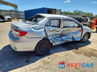 Trzecie zdjęcie samochodu z tyłu: 2013 TOYOTA COROLLA L VIN:JTDBU4EE1DJ121421 - miniatura