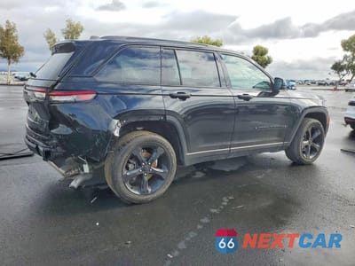 Trzecie zdjęcie samochodu z tyłu: 2024 JEEP GRAND CHEROKEE LAREDO VIN:1C4RJHAG4RC223376 - miniatura