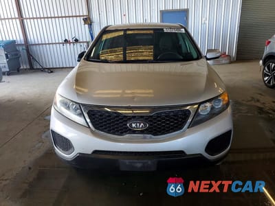 Piąte zdjęcie samochodu w środku: 2012 KIA SORENTO LX VIN:5XYKT3A16CG277419 - miniatura