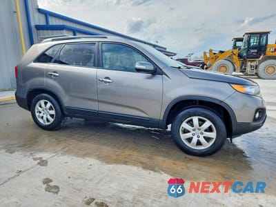 Czwarte zdjęcie samochodu z boku: 2012 KIA SORENTO LX VIN:5XYKT3A69CG254308 - miniatura