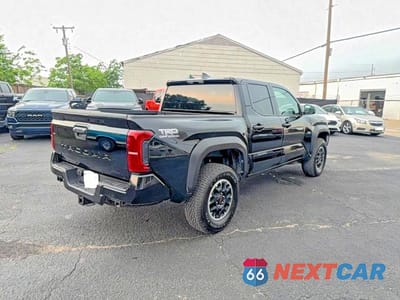 Czwarte zdjęcie samochodu z boku: 2025 TOYOTA TACOMA TRD OFF-ROAD VIN:3TMLB5JN4SM106031 - miniatura