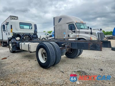Trzecie zdjęcie samochodu z tyłu: 2019 ISUZU FTR TRUCK CAB AND CHASSIS VIN:54DK6S160KSG00478 - miniatura