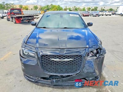 Piąte zdjęcie samochodu w środku: 2019 CHRYSLER 300 S VIN:2C3CCABG2KH648060 - miniatura