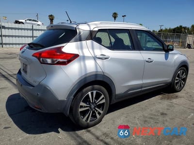 Trzecie zdjęcie samochodu z tyłu: 2020 NISSAN KICKS SV VIN:3N1CP5CV4LL506289 - miniatura