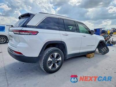 Trzecie zdjęcie samochodu z tyłu: 2022 JEEP GRAND CHEROKEE LIMITED 4XE VIN:1C4RJYB60N8756943 - miniatura