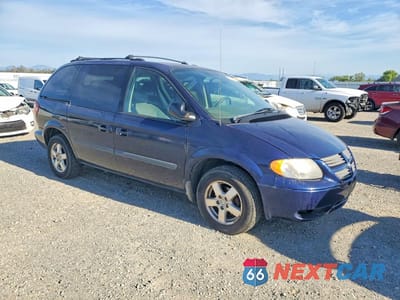 Czwarte zdjęcie samochodu z boku: 2005 DODGE CARAVAN SXT VIN:1D4GP45R95B305679 - miniatura