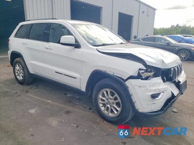 Czwarte zdjęcie samochodu z boku: 2020 JEEP GRAND CHEROKEE LAREDO VIN:1C4RJFAG0LC362853 - miniatura